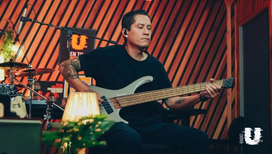 Luis Carlos Gómez tocando el bajo